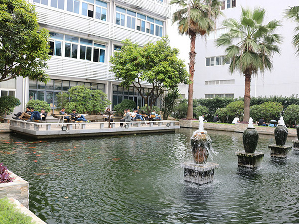 東莞潤(rùn)東方環(huán)?？照{(diào)公司銷售部戶外休息區(qū)