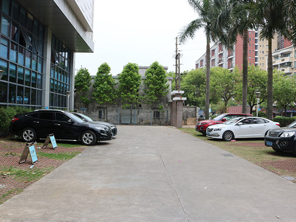 潤(rùn)東方環(huán)?？照{(diào)冷風(fēng)機(jī)廠家銷售部室外停車場(chǎng)