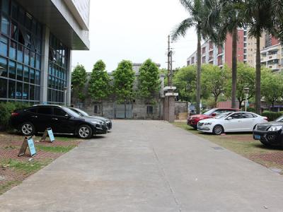 潤東方環(huán)?？照{冷風機廠家銷售部室外停車場